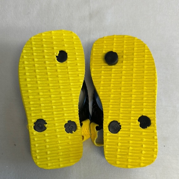 Havaianas NWOT Black and Yellow Flip Flops Stylish Sandals - Picture 2 of 5